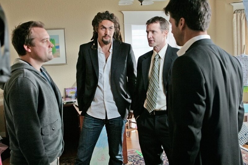 Jeannie ist mitten in der Nacht entführt worden. McKay (David Hewlett, li.), Ronon (Jason Momoa, 2ter li.), Agent Barrett (Peter Flemming, 2ter re.) und Sheppard (Joe Flanigan, re.) machen sich auf die Suche nach ihr. SCI FI Channel Photo: Eike Schroter – Bild: AXN Sci-fi /​ @ SCI FI Channel