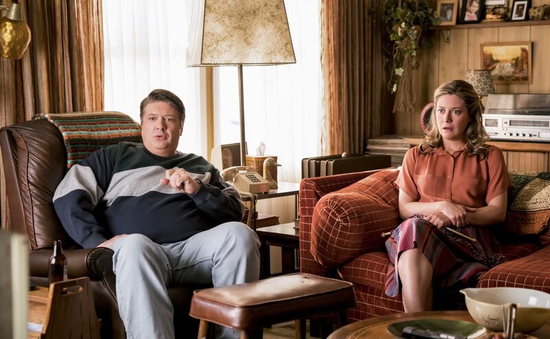 Lance Barber (George Cooper Sr.), Zoe Perry (Mary Cooper). – Bild: WBEI