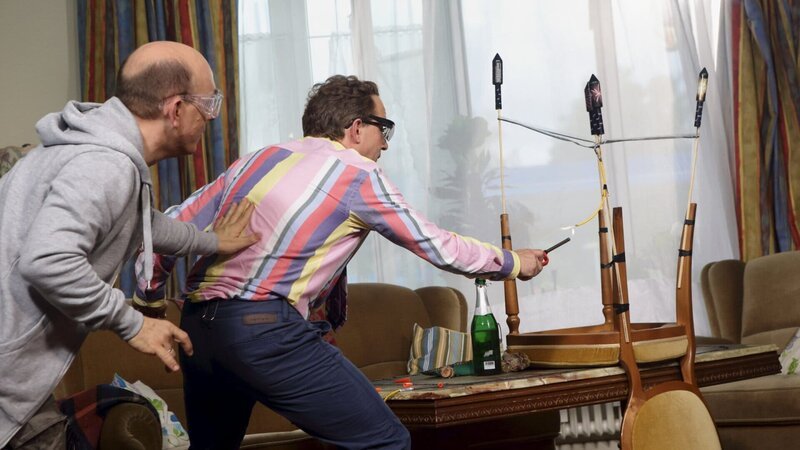 Bernhard Hoëcker (l.) und Wigald Boning (r.) testen, ob Raketen auch für den Gebrauch im Wohnzimmer geeignet sind – aber bitte nicht nachmachen! – Bild: ZDF