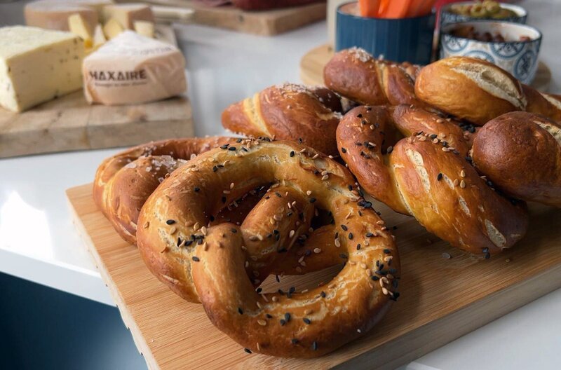 In Guebwiller, Frankreich, backt Angélique Brezeln und Laugenstangen. – Bild: Elephant Doc