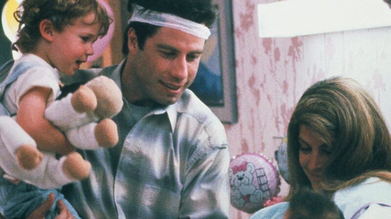 Voller Glück zeigen James (John Travolta, 2.v.l.) und Molly (Kirstie Alley, r.) Mickey (l.) die neugeborene Tochter. Doch die Begeisterung des Bruders für die kleine Schwester wird bald getrübt: denn Julie (2.v.r.)entpuppt sich als echte Kratzbürste. – Bild: Sony Voller Glück zeigen James (John Travolta, 2.v.l.) und Molly (Kirstie Alley, r.) Mickey (l.) die neugeborene Tochter. Doch die Begeisterung des Bruders für die kleine Schwester wird bald getrübt: denn Julie (2.v.r.)entpuppt sich als echte Kratzbürste. – Bild: Sony