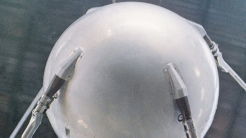 Mit Sputnik 1 umkreiste ein von Menschen gebautes Objekt die Erde. – Bild: NASA