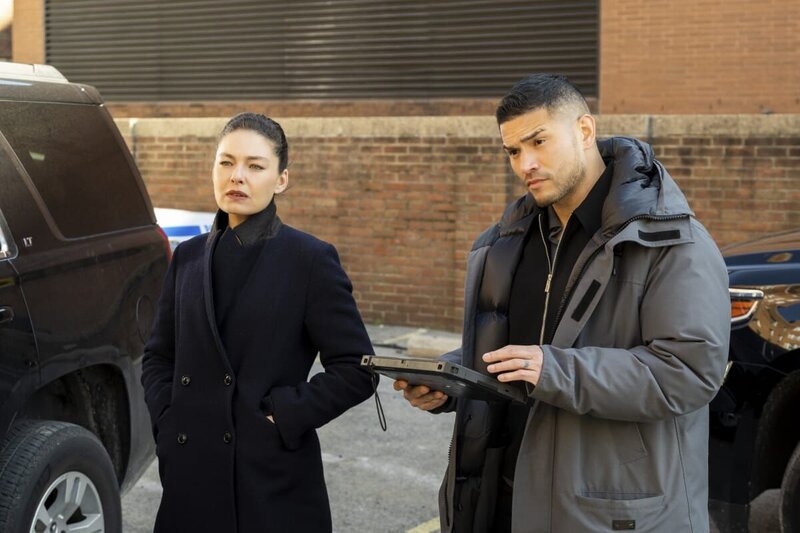 Special Agent Kristin Gaines (Alexa Davalos, l.); Special Agent Ivan Ortiz (Miguel Gomez, r.) – Bild: 2022 CBS Broadcasting Inc. All Rights Reserved. /​ Mark Schafer Lizenzbild frei