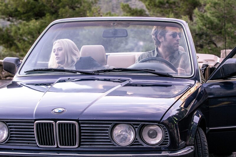 Miranda (Elen Rhys) fährt mit Max (Julian Looman) in seinem BMW zum Tatort. – Bild: Giacomo Neri