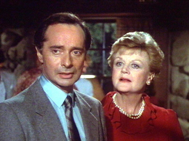 Jessica (Angela Lansbury) lernt Phil Kreuger (Allan Miller), den Manager des Footballteams kennen, dessen Aktienanteile sie geerbt hat. – Bild: Warner TV Serie
