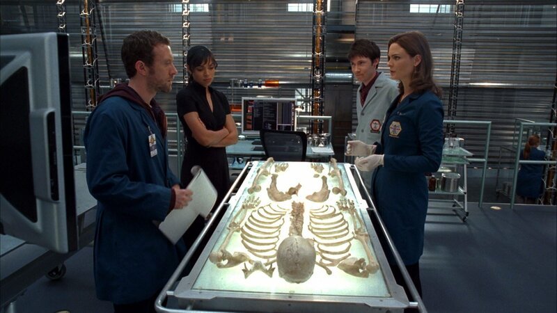 Brennans (Emily Deschanel, re.) Team (v.li.: TJ Thyne, Tamara Taylor, Darst. unbekannt) nimmt sich das Skelett der Leiche vor, um herauszufinden, wie die Pastorin zu Tode gekommen ist. – Bild: 20th Century Fox Television