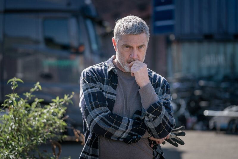 Auch Ray (Vincent Regan), einem Freund der Familie des Opfers, geht der Verlust nahe. Er versucht, die Familie zu unterstützen, so gut er kann. – Bild: ZDFneo