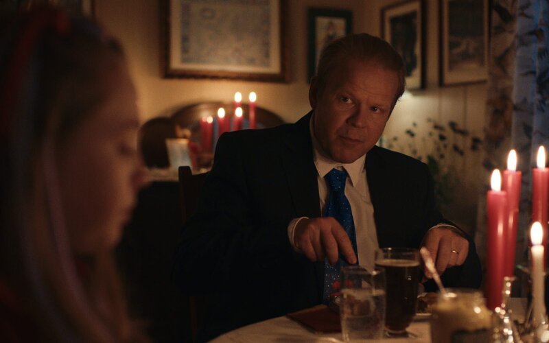 Mina (Liv Elvira Kippersund Larsson, links) ist mit ihrem Vater essen (Anders Baasmo, rechts). – Bild: NDR/Åsmund Hasli Mina (Liv Elvira Kippersund Larsson, links) ist mit ihrem Vater essen (Anders Baasmo, rechts). – Bild: NDR/Åsmund Hasli