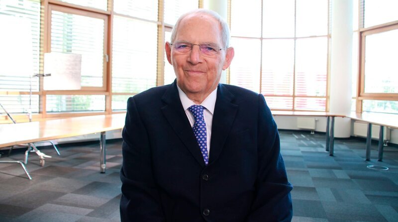 Wolfgang Schäuble, ehemaliger Bundesinnenminister beim Interview für die ARD Dokumentation Beckenbauer. – Bild: phoenix/​BR/​Philipp Grüll