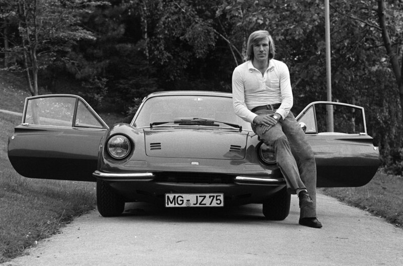 Er galt als der „etwas andere Fußballstar“, sprengte Konventionen und sorgte mit schnellen Autos und attraktiven Begleiterinnen für Gesprächsstoff: Günter Netzer. Zum 80. Geburtstag des Weltstars begibt sich „Terra X History“ auf die Spuren seines Mythos. – Bild: phoenix/​ZDF/​SVEN SIMON