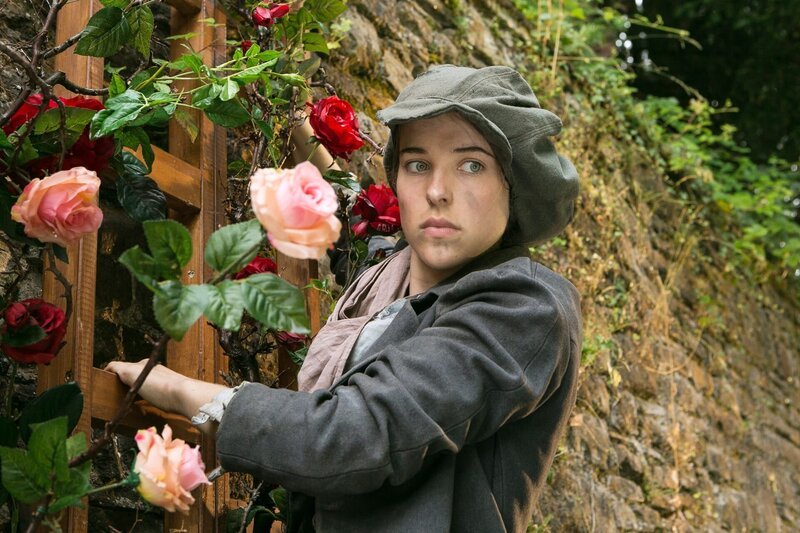 Prinzessin Amélie (Leonie Brill) kommt unentdeckt ins Schloss. – Bild: WDR/​Kai Schulz