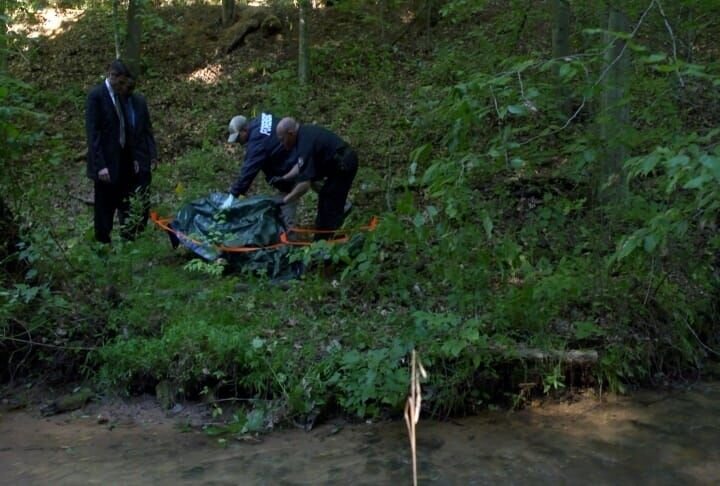Als ein Jogger an einem Abhang eine bis zur Unkenntlichkeit verstümmelte Leiche entdeckt, müssen Lt. Joe Kenda (Carl Marino, l.) und sein Team nicht nur die Identität des Opfers, sondern auch die Teile einer unglücklichen Dreiecksbeziehung entschlüsseln … – Bild: Jupiter Entertainment