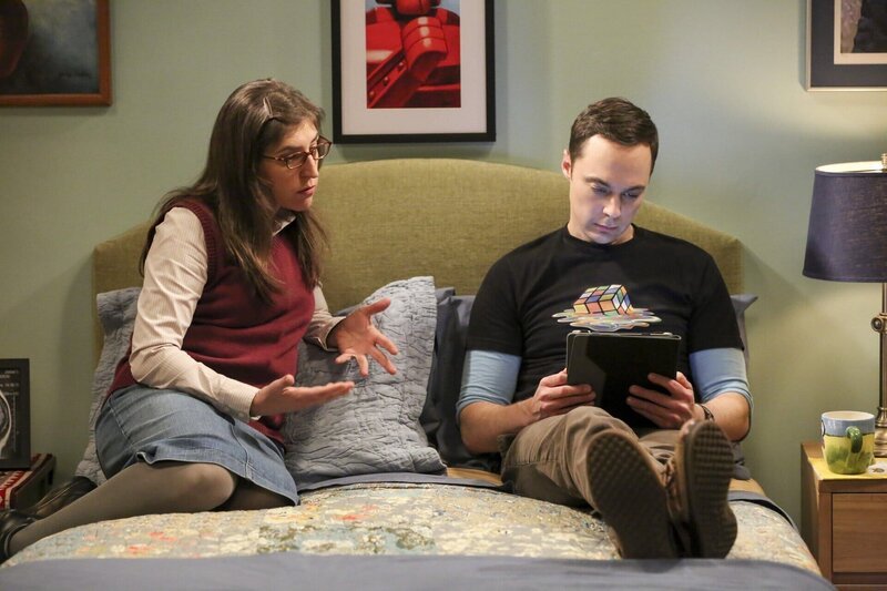 Dass Sheldon (Jim Parsons, r.) plötzlich Probleme mit dem Älter werden bekommt, versteht Amy (Mayim Bialik, l.) absolut nicht. Dennoch setzt Sheldon alles daran, den Alterungsprozess aufzuhalten … – Bild: 2016 Warner Brothers Lizenzbild frei