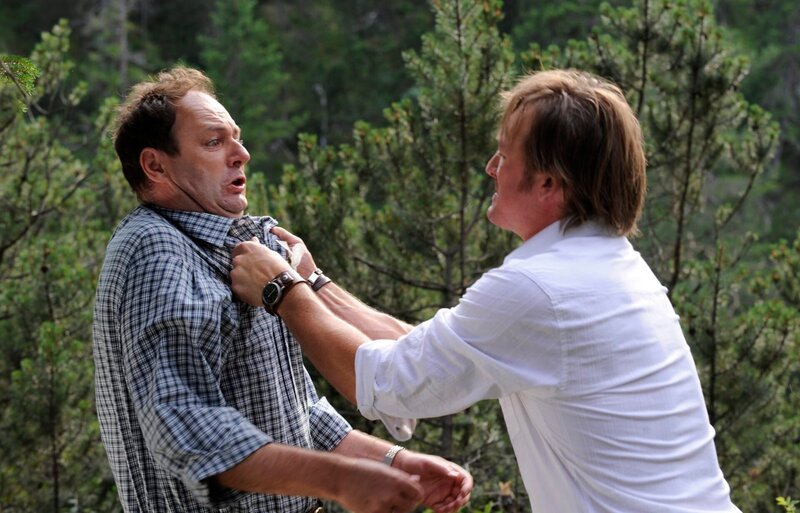 Gregor und Hubert geraten wegen Maria aneinander. Von links: Gregor Brunner (Holger M. Wilhelm) und Hubert Kirchleitner (Bernhard Ulrich). – Bild: BR/​Marco Orlando Pichler