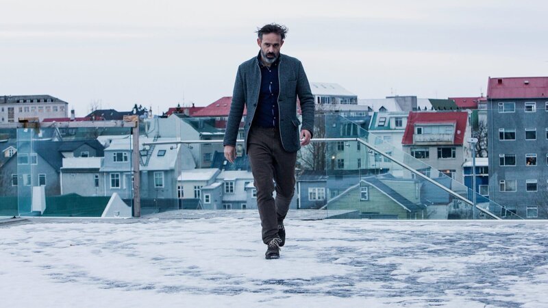 Bei dem Versuch, seine Kinder zu beschützen, gerät Finnur (Baltasar Kormákur) in eine Spirale der Gewalt. – Bild: Lilja Jónsdóttir