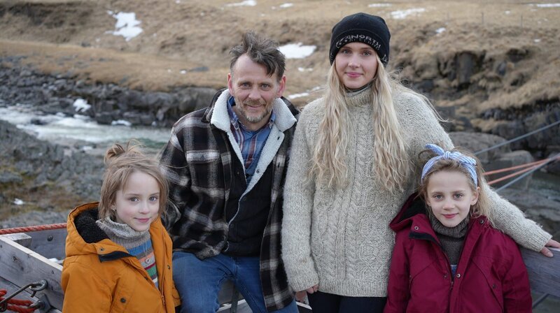 Denni Karlsson mit seinen Töchtern. Er betreibt das Wilderness Center im Osten Islands. – Bild: NDR/​Felix Korfmann