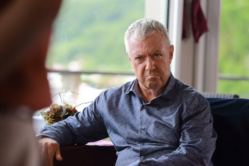 Hugh Davenport (John Sessions) der Vorsitzende des Jachtclubs und Veranstalter der Auktion wird verdächtigt den Mord begangen zu haben, die Ermittler vernehmen ihn. – Bild: ZDF und Denis Guyenon.