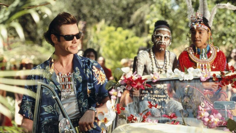Sogar im Dschungel zieht Tierdetektiv Ace Ventura (Jim Carrey, l.) mit seinem verrückten Verhalten alle Blicke auf sich. – Bild: ZDF und Marsha Blackburn Sogar im Dschungel zieht Tierdetektiv Ace Ventura (Jim Carrey, l.) mit seinem verrückten Verhalten alle Blicke auf sich. – Bild: ZDF und Marsha Blackburn