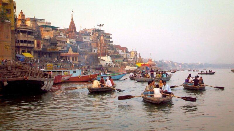 Der Ganges ist über 2600 km lang. An seinen Ufern liegen viele Pilgerstätten. Den Hindus gilt der Fluss als heilig. – Bild: phoenix/​ZDF/​Channel 9