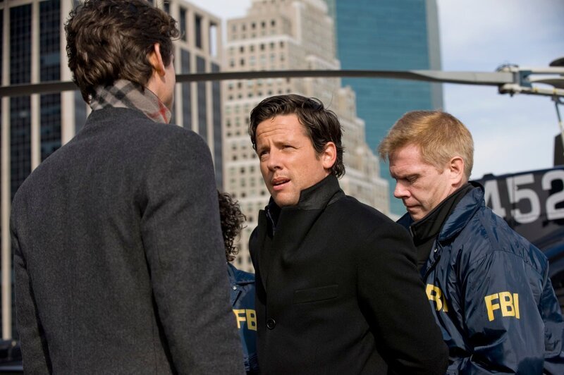 L-R: Neal (Matt Bomer) und Matthew Keller (Ross McCall) – Bild: TVP /​ Zdjęcia mogą być wykorzystane do jednorazowej publikacji prasowej ilustrującej aktualny program TVP S.A. na dany tydzień.