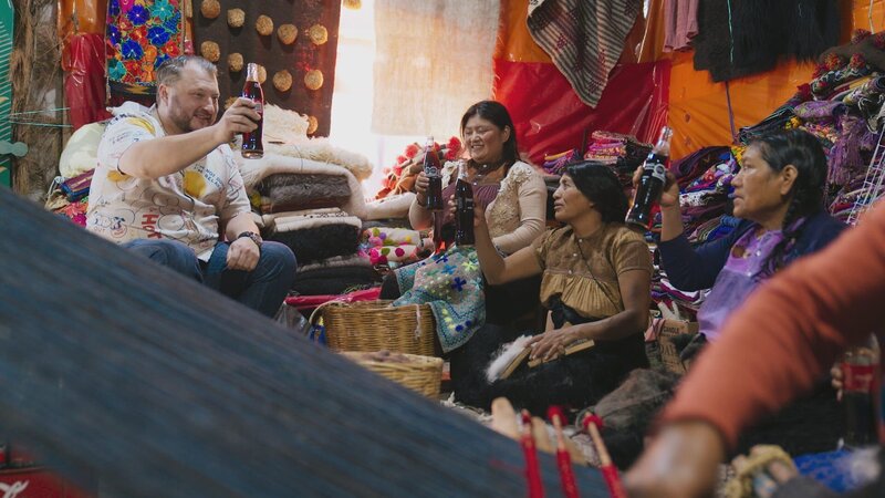 Sebastian Lege ist nach San Cristobal in Mexiko gereist. In einem Vorort besucht Sebastian Lege Rosaria in ihrer Werkstatt. Gemeinsam mit ihren beiden Tanten stellt sie Souvenirs für Touristen her. – Bild: ZDF und Christian Grewe