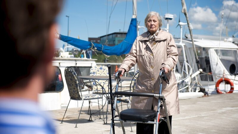 Auch Margot Rönneborg (Ruth Preller, r.) hat die Polizisten angelogen: Dana plante, zusammen mit Frau Rönneborg eine Kreuzfahrt zu machen. Warum hat die alte Frau das dem Ermittler Sven Herzog (Michael Härle, l.) verschwiegen? Und verheimlicht sie noch etwas? – Bild: ZDF und Marc Meyerbroeker