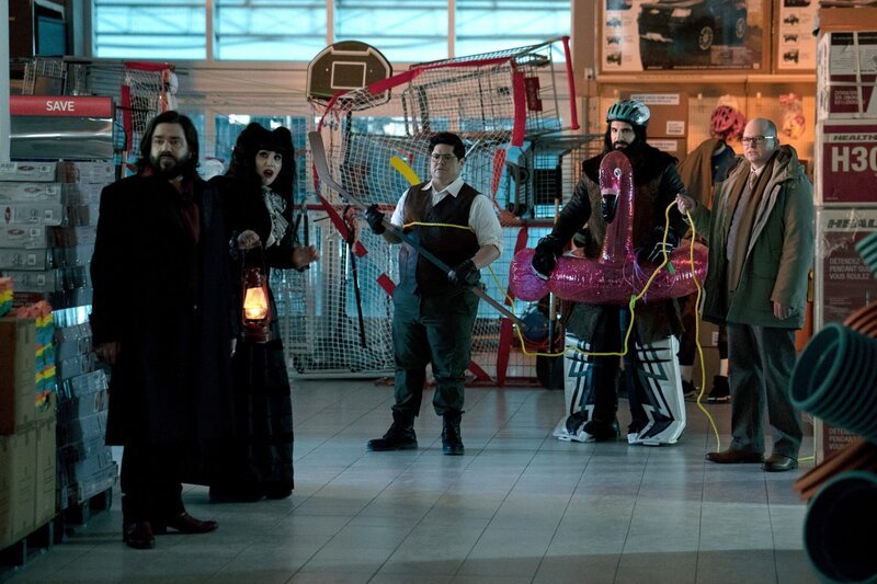(v.l.n.r.) Laszlo Cravensworth (Matt Berry); Nadja (Natasia Demetriou); Guillermo de la Cruz (Harvey Guillén); Nandor (Kayvan Novak); Colin Robinson (Mark Proksch) – Bild: FX Networks, LLC.