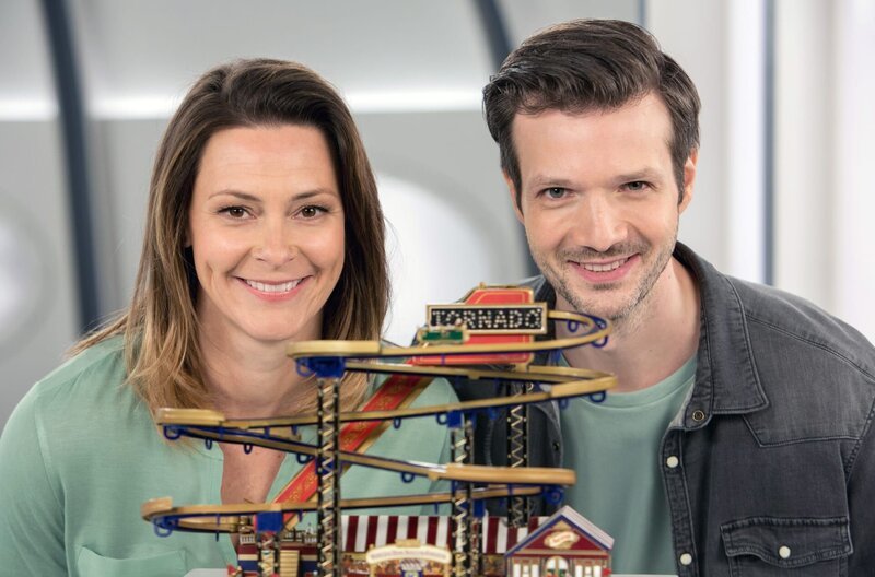 Anja Reschke (l.) und Adrian Pflug (r.) berichten über einen Patienten, der seine Nierensteine losgeworden ist. – Bild: ARD/​Michael Boehme