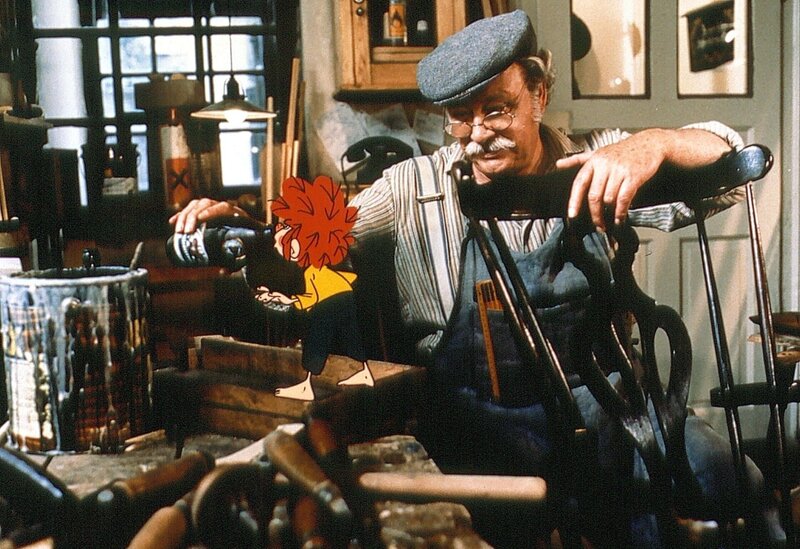 Meister Eder (Gustl Bayrhammer) und Pumuckl. – Bild: BR/​Infafilm