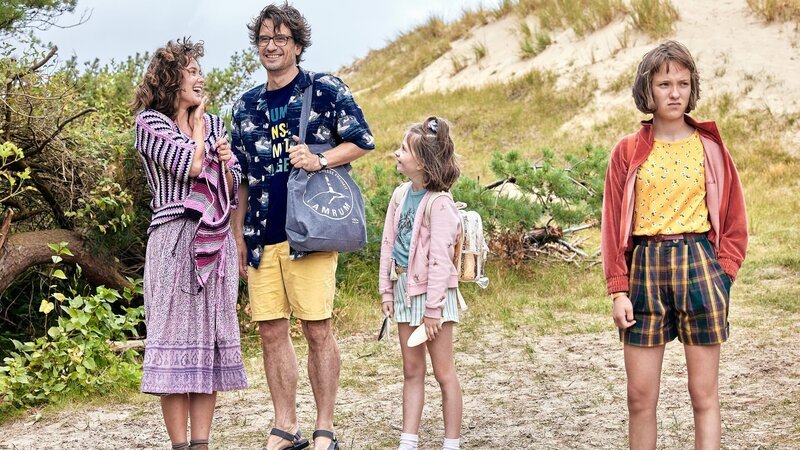 Gibt es für Lotta (Meggy Hussong, r.) etwas Schlimmeres als mit Papa (Oliver Mommsen, 2.v.l.) auf Klassenfahrt zu fahren? Ja, wenn Cheyennes kleine Schwester Chanell (Cara Vondey, 2.v.r.) mitkommt und Papa in Flirtlaune ist. – Bild: ZDF und Dagstar Film, Lieblingsfilm, Senator Film Köln Gibt es für Lotta (Meggy Hussong, r.) etwas Schlimmeres als mit Papa (Oliver Mommsen, 2.v.l.) auf Klassenfahrt zu fahren? Ja, wenn Cheyennes kleine Schwester Chanell (Cara Vondey, 2.v.r.) mitkommt und Papa in Flirtlaune ist. – Bild: ZDF und Dagstar Film, Lieblingsfilm, Senator Film Köln