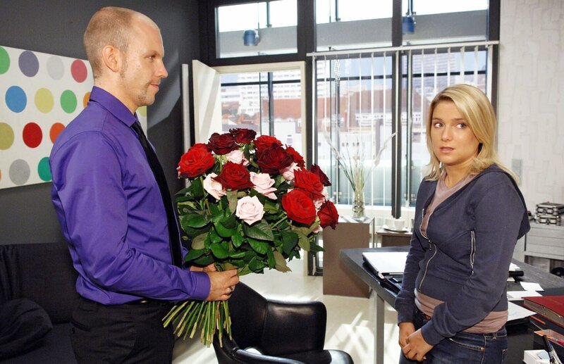 Gerrit versucht, Anna mit einem Rosenstrauß für sich zu gewinnen. – Bild: SAT.1 /​ Claudius Pflug