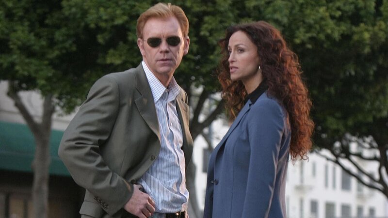 Lt. Horatio Caine (David Caruso) und Detective Yelina Salas (Sofia Milos) stehen nach einem Überfall auf einen Geldtransport vor einem Rätsel. Die Taschen mit dem gestohlenen Geld einer Bank werden schnell gefunden – doch sie enthalten Falschgeld … – Bild: MG RTL D / CBS Lt. Horatio Caine (David Caruso) und Detective Yelina Salas (Sofia Milos) stehen nach einem Überfall auf einen Geldtransport vor einem Rätsel. Die Taschen mit dem gestohlenen Geld einer Bank werden schnell gefunden – doch sie enthalten Falschgeld … – Bild: MG RTL D / CBS