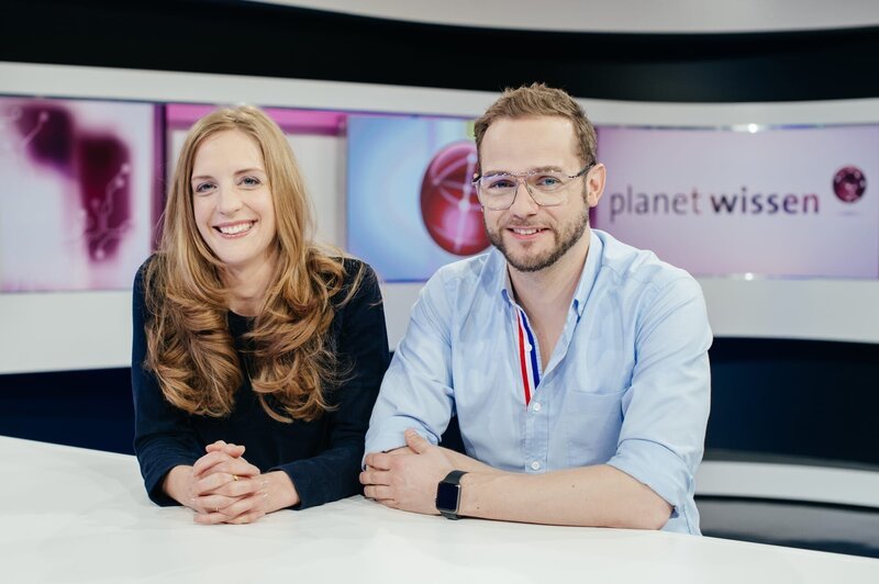 Die Moderatoren Carolin Matzko und Rainer Maria Jilg. – Bild: BR/​Julia Müller/​Julia Müller