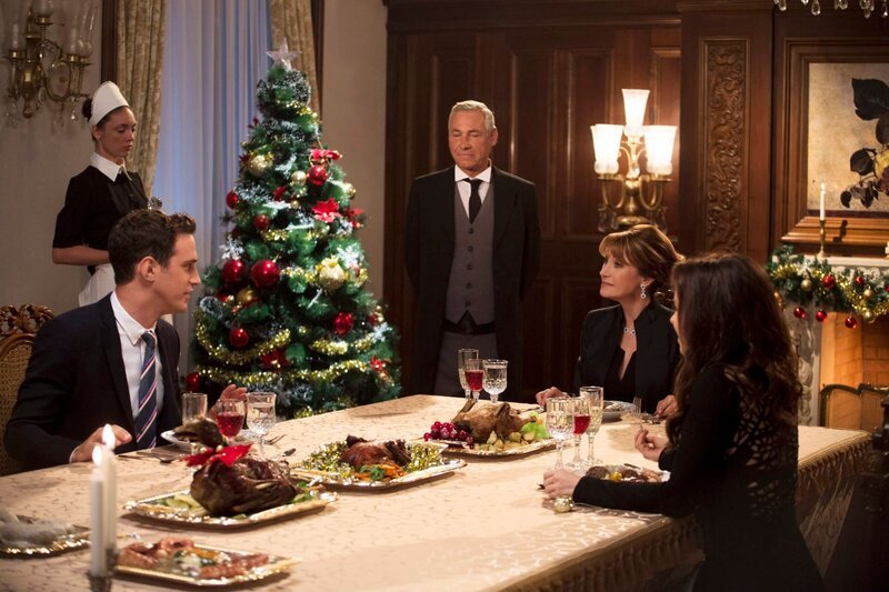 L-R: Leo James (Stephen Hagan), Victor (Simon Dutton), Isadora (Isadora), Emily Taylor (Lacey Chabert) – Bild: Gabriel Hennessey /​ Crown Media United States, LLC /​ Royal Christmas Productions LLC