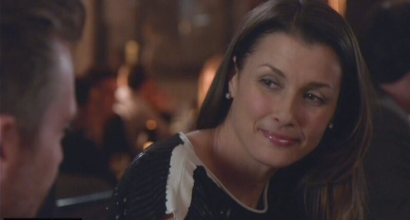 Erin (Bridget Moynahan, r.) genießt ihr Date in vollen Zügen. Seit langem wirkt sie mal wieder ausgelassen. Doch dann bekommt sie einen schrecklichen Anruf … – Bild: CBS Broadcasting Inc.