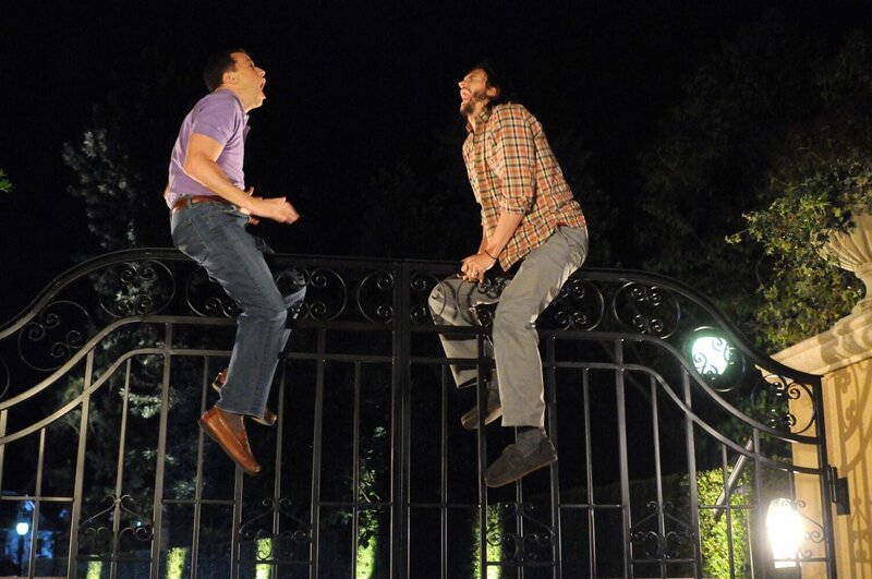L-R: Alan Harper (Jon Cryer) und Walden Schmidt (Ashton Kutcher) – Bild: ATV