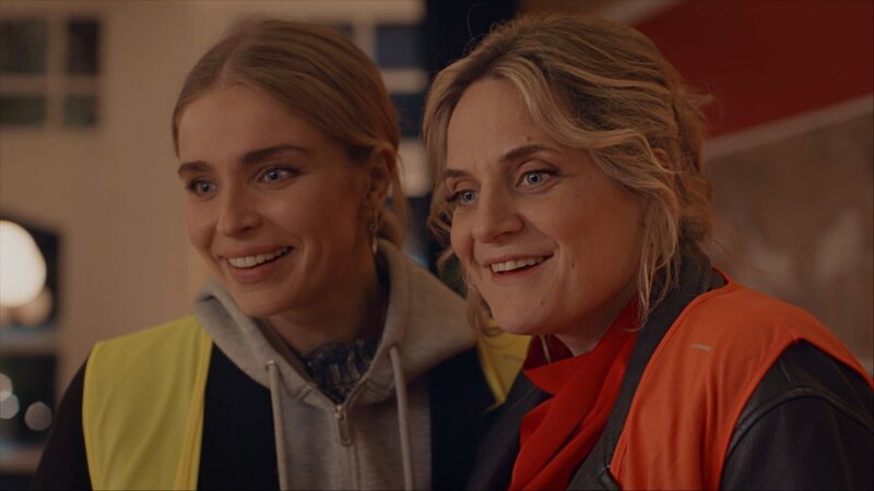 Die Schwestern Mina (Julie Van den Steen, l.) und Babs (Ruth Beeckmans, r.) freuen sich, dass die ganze Familie Weihnachten nun doch zusammen verbringen kann. – Bild: ZDFneo