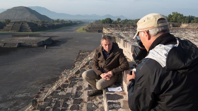 Professor Wemhoff beim Dreh in Mexiko bei den Pyramiden. – Bild: ZDF