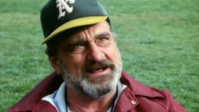 Ganz der Vater  Mark (Victor French) unterrichtet Fottball.; Ganz der Vater  Mark (Victor French) unterrichtet Fottball. – Bild: Bibel TV