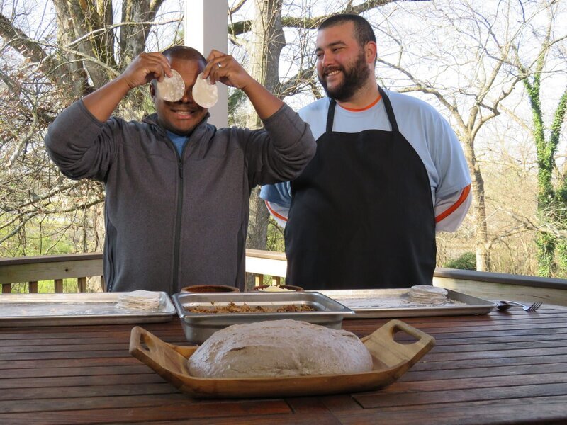 Roger Mooking (l.) – Bild: 2018, Cooking Channel, LLC. All Rights Reserved Lizenzbild frei