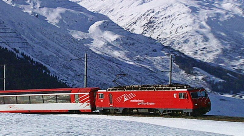 Der Glacier-Express in Schneelandschaft. – Bild: BR/​SWR