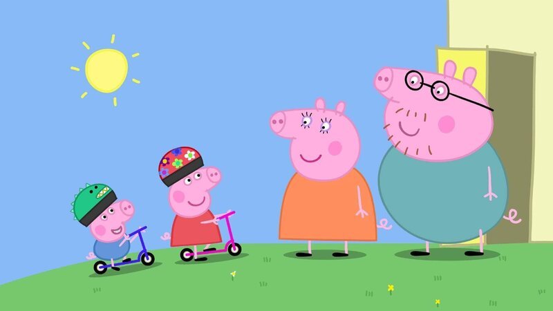 Heute erlauben Mama (r.) und Papa Wutz (2.v.r.) sogar, dass Peppa (l.) und Schorsch (2.v.l.) mit dem Roller zur Spielgruppe fahren dürfen. – Bild: SUPER RTL