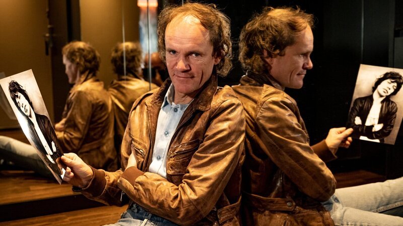 Olaf Schubert findet immer mehr Indizien, dass er der Sohn von Mick Jagger ist. – Bild: Martin Rottenkolber Olaf Schubert findet immer mehr Indizien, dass er der Sohn von Mick Jagger ist. – Bild: Martin Rottenkolber