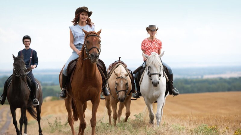 Bibi (Katharina Hirschberg, r.), Tina (Harriet Herbig-Matten, M.) und Alex (Benjamin Weygand, l.) bringen Cleopatra zurück zu Graf Falko. – Bild: ZDF Bibi (Katharina Hirschberg, r.), Tina (Harriet Herbig-Matten, M.) und Alex (Benjamin Weygand, l.) bringen Cleopatra zurück zu Graf Falko. – Bild: ZDF