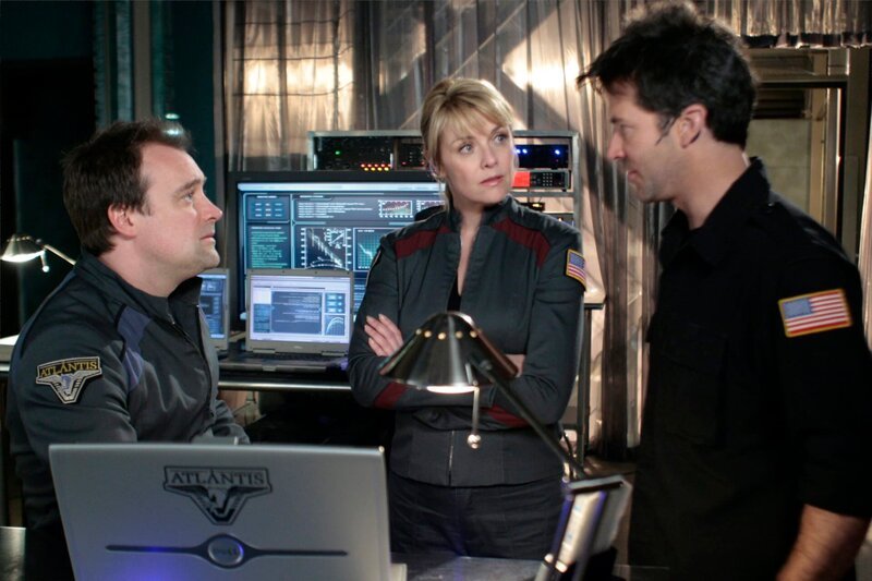 Rodney (David Hewlett, li.), Carter (Amanda Tapping, mi.) und Sheppard (Joe Flanigan, re.) überlegen, ob sie dem Wraith vertrauen sollen … SCI FI Channel Photo: Eike Schroter – Bild: MGM ©SYFY Photocredit Mandatory, Editorial Use Only, NO archive, NO Resale