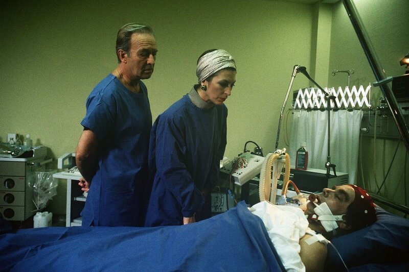 Frau Kilsch (Daniela Ziegler) besucht ihren sterbenden Mann, der nach einem Unfall in die Klinik eingeliefert wurde. Dr. Römer (Horst Naumann) kann ihr keine Hoffnung machen. – Bild: Thomas Waldhelm
