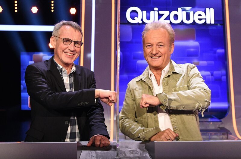 Die Kandidaten des Teams „Hitparade“: Die Moderatoren Viktor Worms (l.) und Uwe Hübner (r.). – Bild: ARD/​Uwe Ernst