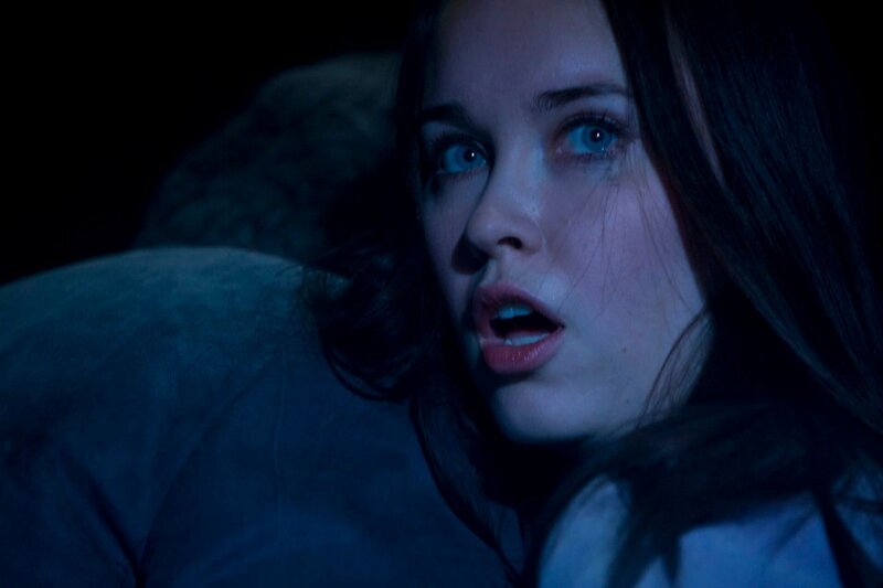 Chloe Armstrong  (Elyse Levesque) – Bild: SYFY