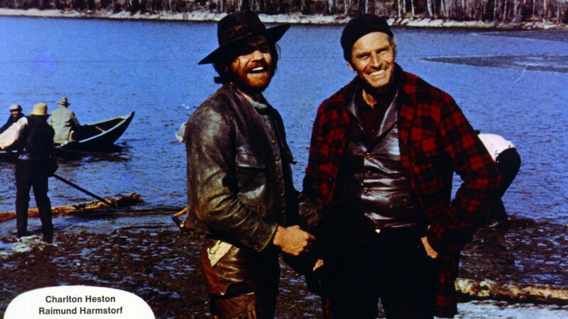 Pete (Raimund Harmstorf, l.) und John Thornton (Charlton Heston, r.) begeben sich auf Goldsuche, um die Chance zu ergreifen, reich zu werden. Es beginnt ein gefährliches Abenteuer, bei dem sie Minusgraden, Korruption und Gewalt trotzen müssen. – Bild: ZDF und Central Cinema Company Film (CCC) Pete (Raimund Harmstorf, l.) und John Thornton (Charlton Heston, r.) begeben sich auf Goldsuche, um die Chance zu ergreifen, reich zu werden. Es beginnt ein gefährliches Abenteuer, bei dem sie Minusgraden, Korruption und Gewalt trotzen müssen. – Bild: ZDF und Central Cinema Company Film (CCC)