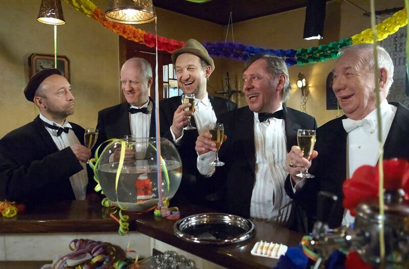 NDR Fernsehen NEUES AUS BÜTTENWARDER, „Silvester“, am Mittwoch (31.12.14) um 18:40 Uhr. Und dann kommt doch alles anders. Eigentlich waren die letzten Jahre Silvester ja doch gemeinsam ganz schön. Alle entschließen sich, nun doch gemeinsam, wie all die anderen Jahre, Silvester gemeinsam im Dorfkrug zu feiern. v.l.n.r.: Stallknecht Kuno (Sven Walser), Wirt Shorty (Axel Olsson), Adsche (Peter Heinrich Brix), Brakelmann (Jan Fedder), Bürgermeister Schönbiehl (Günter Kütemeyer) – Bild: NDR/​Sandra Hoever